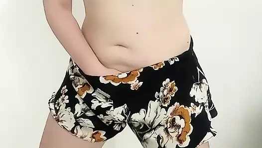 Eteğimin altında gösteriyorum, yumuşak pembe amcığım