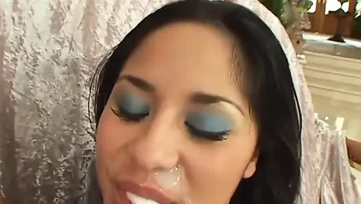 Latin seksi sürtük sağlam bir yarak emiyor