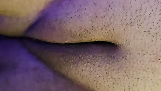 Şişman amcık dudaklarının sert bir yarakla sikilmesinin yakın çekim