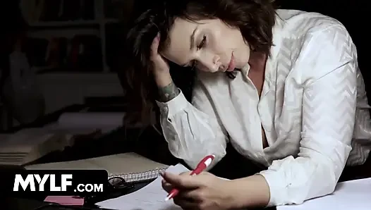Büyük memeli orta yaşlı seksi kadın Ivy Lebelle çalışanlarının büyük dölünü alıyor