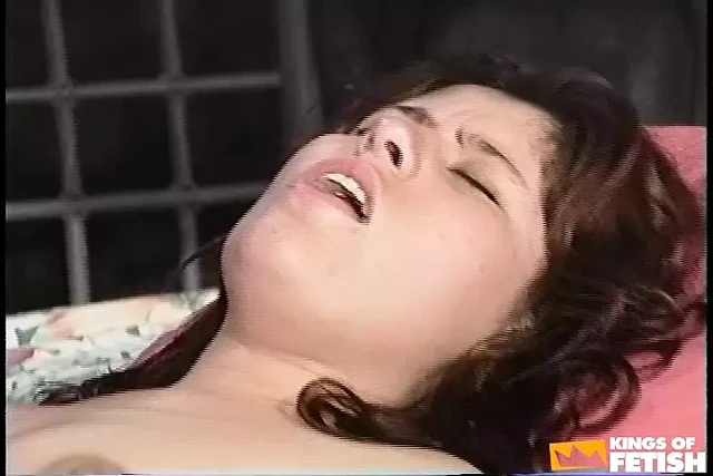 Seksi genç kız bir oyuncakla oynuyor ve ıslak amını deneyimli bir adama siktiriyor
