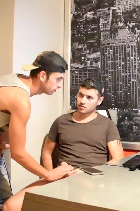 Onu mastürbasyon yaparken yakalıyorum ve poposunu kırıyorum