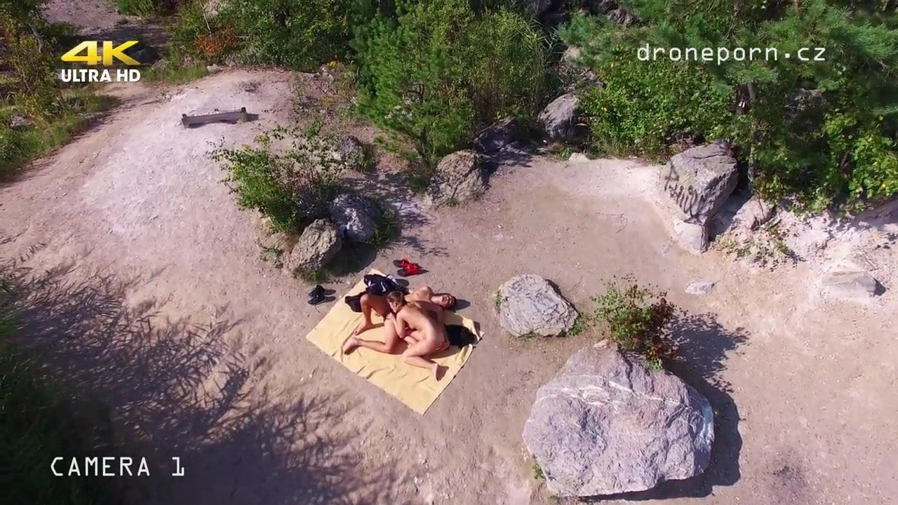 Çıplak plaj seks, röntgenci bir drone tarafından çekilen video