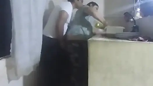 Eğer zam istiyorsan, karım gelmeden seni sikeyim