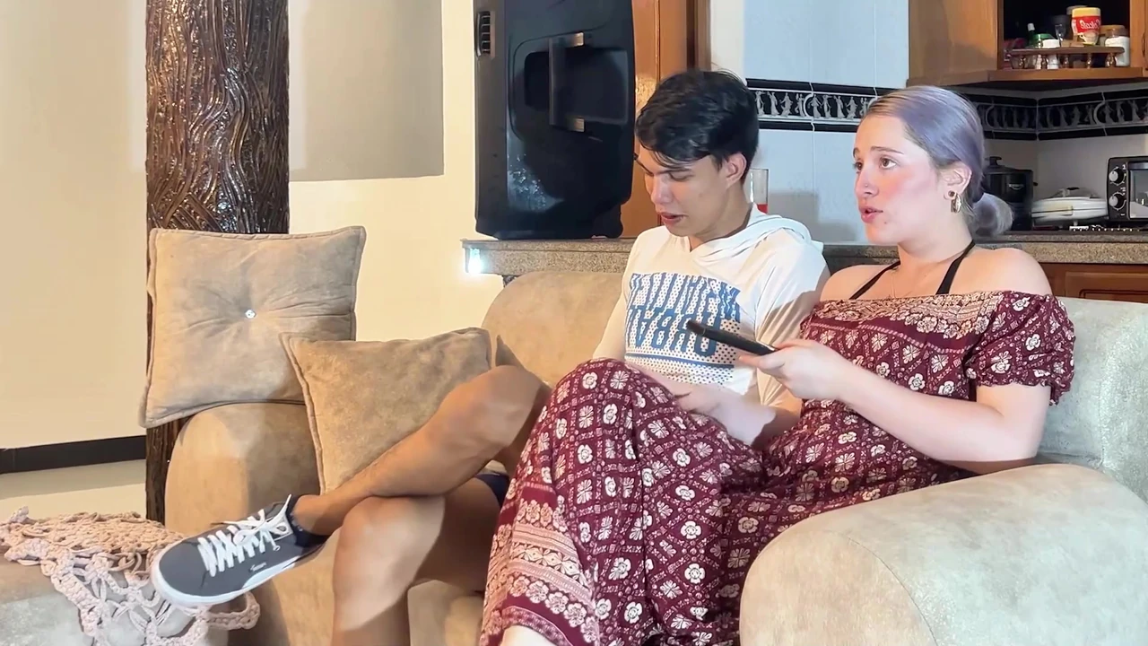 युवा सौतेली मम्मी अपने सौतेले बेटे को अपने निजी हिस्सों में उसे छूने देकर लुभाती है