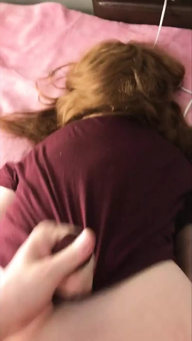 Komşumun karısını işteyken sert sikiyorum