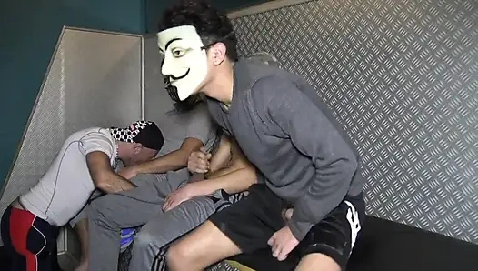 4 heteroseksüel oğlanı bedava seks için emiyor