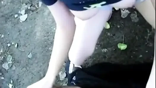 Sarışın amatör sürtük açık havada azgın sakso çekiyor ve yüzüne boşalıyor