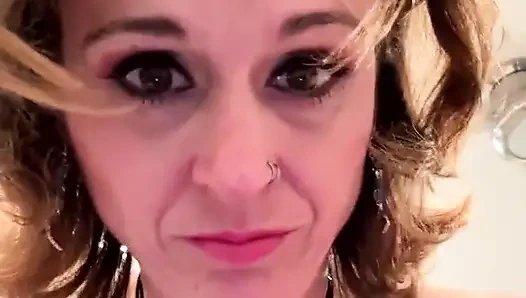 Orta yaşlı seksi kadın kamera önünde