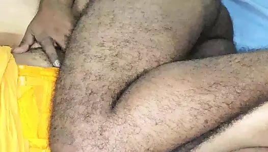 Azgın üvey karımı Hindistan'da odada pornoda buluyorum