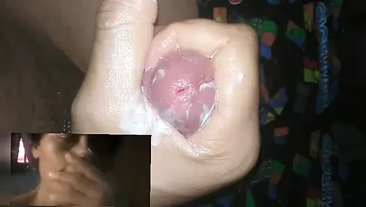 Evli kadın görüntülü görüşmede kocası için mastürbasyon yapıyor