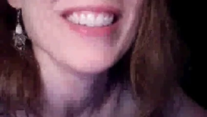 Süper seksi sarışın cam üzerinde oynuyor