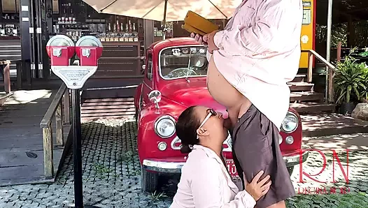 Regina Noir açık havada. Otoyol moteli yakınlarındaki otoparkta iyi sakso!