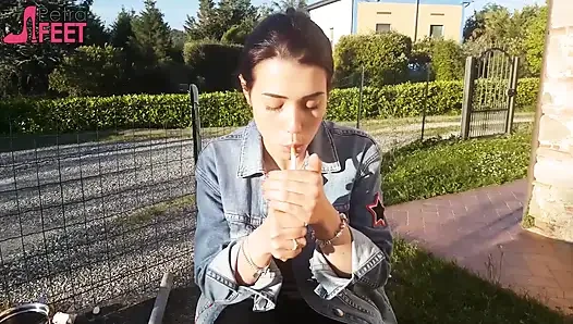 Petra açık havada sigara içiyor