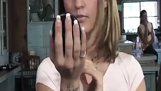 Olgun sarışın orta yaşlı seksi kadın ıslak sakso çekiyor ve yüzüne boşaltıyor