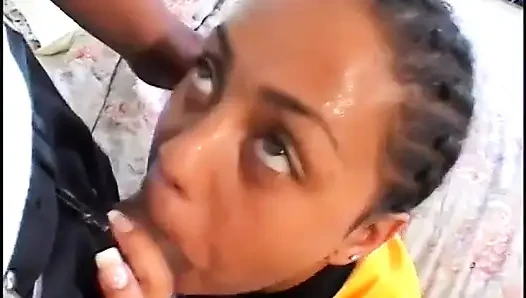 Siyah amigo kız büyük yarağa biniyor