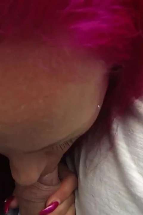 Pembe fahişe yarağımı emiyor