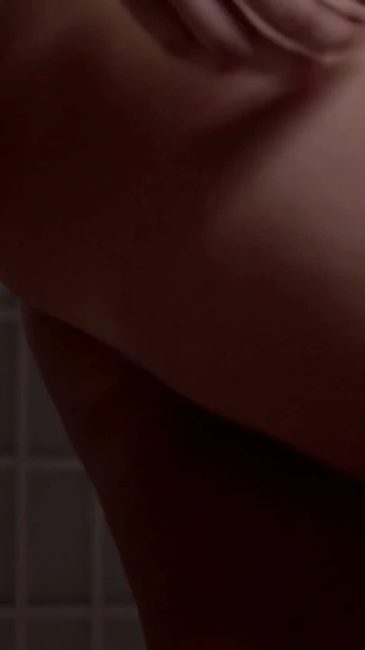 Redhair trans kız sarışın orta yaşlı seksi kadın masöz tarafından baştan çıkarıldı