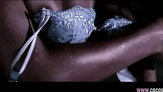 Kızıl saçlı ve esmer lezbiyen havuz başında gece karşılaşması