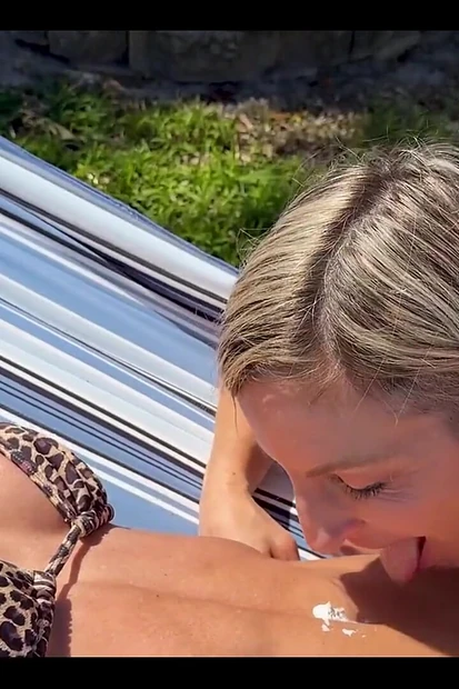 Lora ест взбитые сливки из кубиков блондиночки buff