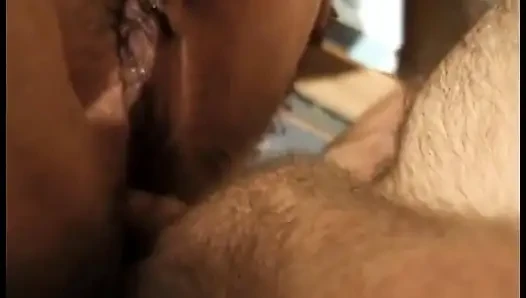Pembe saçlı edepsiz domuz yarrak sindee williams çalışma tezgahında yakışıklı adama bir halter koyuyor