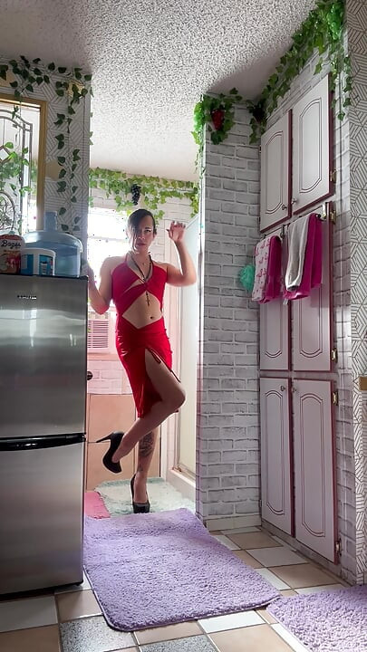 Kırmızı elbiseli adam yiyici striptiz