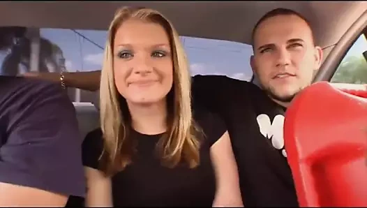 Utangaç sarışın genç seks kaseti yapmak için konuşulur