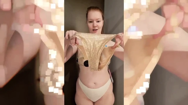 Примерка - Золотой купальник в примерочной