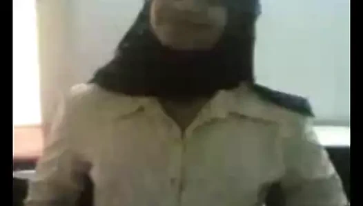 Tesettürlü ateşli arap kız sakso çekiyor