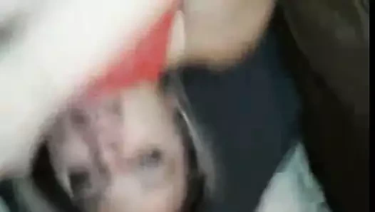 Une petasse a lunetes bien bouree en levrette