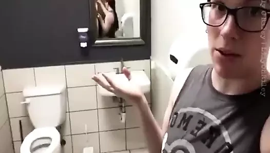 Spor salonu banyosu şenlik gösterisi