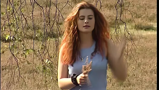 Genç genç onu çıplak kedi gösterir