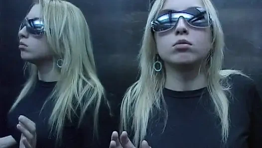 Sevimli latin sarışın Vanina makyajını iki büyük yarakla ateşli dölle mahvediyor