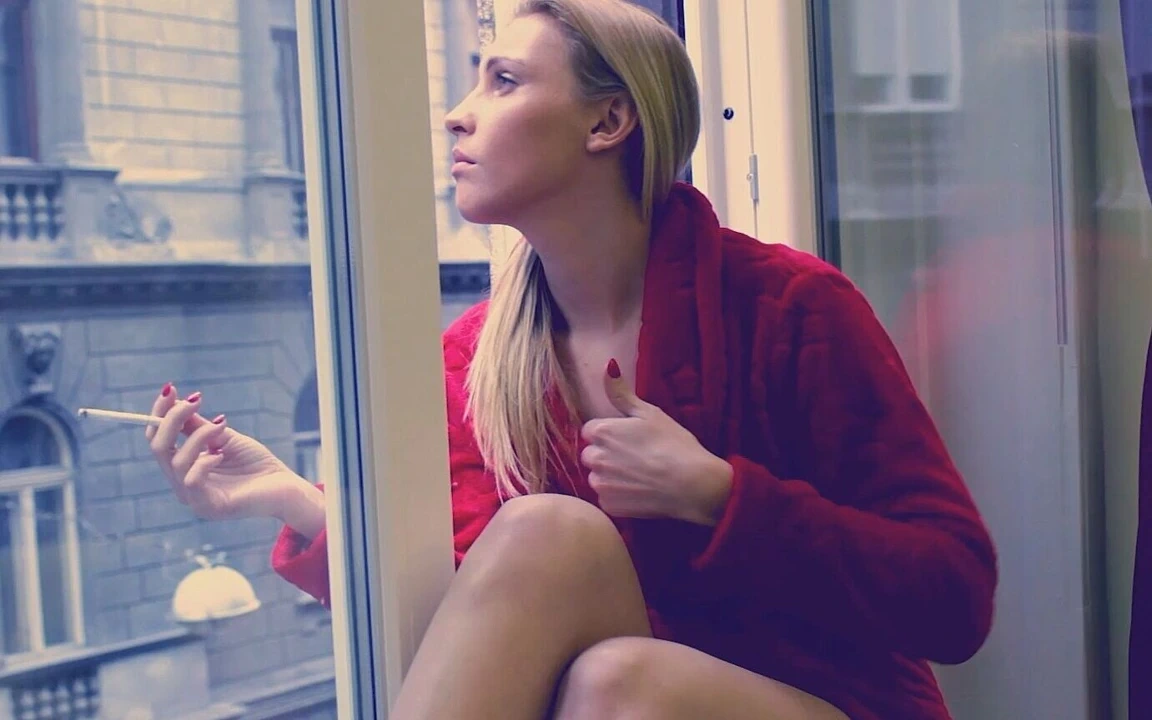 Lulu Love sigara içiyor