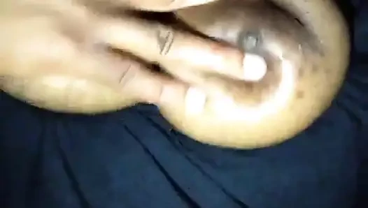 Azgın Nijeryalı kız kendi meme ucunu berbat