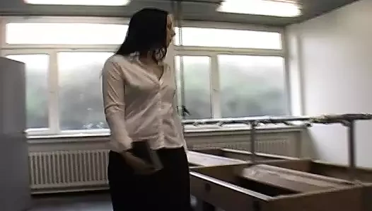 Yuvarlak göt Alman sekreter gets ona kedi parçalanmış tarafından iki sert musluklar