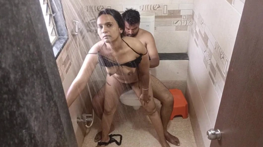 Hintli çift ateşli banyoda sikişiyor