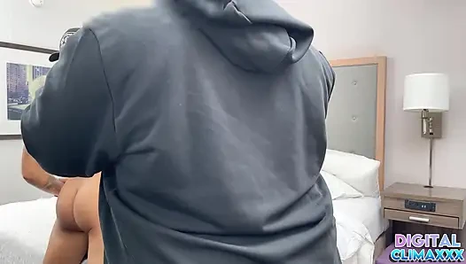 Kamera arkası: zenci orta yaşlı seksi kadın çok kaygan büyük zenci yarağı tarafından sikiliyor