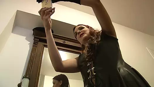 Seksi iç çamaşırı denemesi çok ateşli amcık dudaklı lezbiyenler için deri elbiseli striptiz partisine dönüşüyor - eyvah