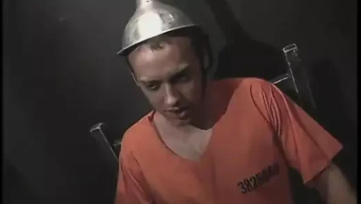 Şehvetli esmer azgın bir mahkum tarafından derin anal pompalanıyor