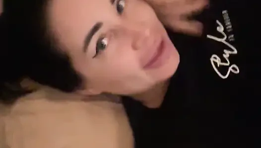 Büyük göğüslü Rus sürtük dildoyla sikişmeyi seviyor