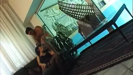 Büyük memeli bebek götte yarağı seviyor