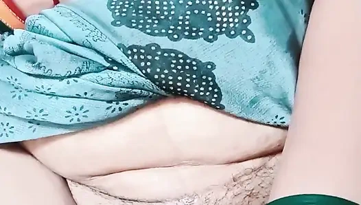 Hintli ev hanımı birden fazla orgasam ile mastürbasyon yapıyor ateşli amcığının suyunu çıkarıyor ve Hintçe ile edepsizce konuşuyor