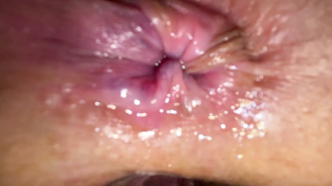 Milf, oral seks ve anal seks istediklerinde yatakta yatıyordu