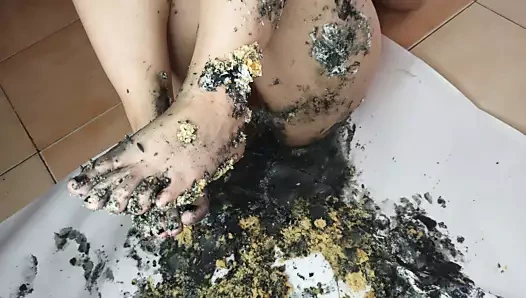 Yala ve kekle ayaklarımın tadını çıkar domuzum