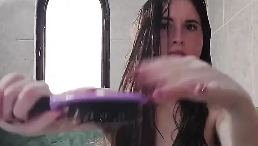 Saçımı yıkıyor, kurutuyor ve fırçalıyorum