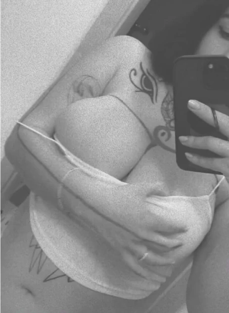 Итальянская крошка с огромными сиськами чувствует себя перед зеркалом