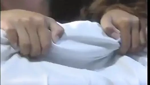 Asyalı genç kız masaj yaptırıyor ve ekstra bonus olarak sert yarak alıyor