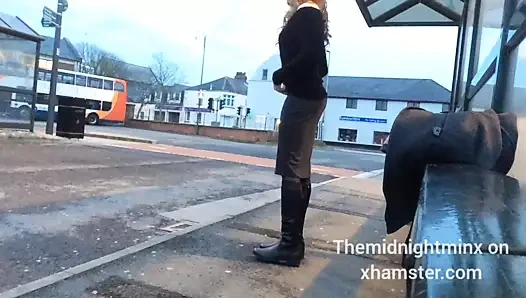 Otobüs durağında yanıp sönen crossdresser (düzenlendi)