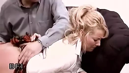 Şaplak sekreter 2 - sarışın üniformalı piliç sert kırbaçlanıyor